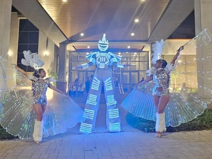 Bravo Entertainment — Hora Loca